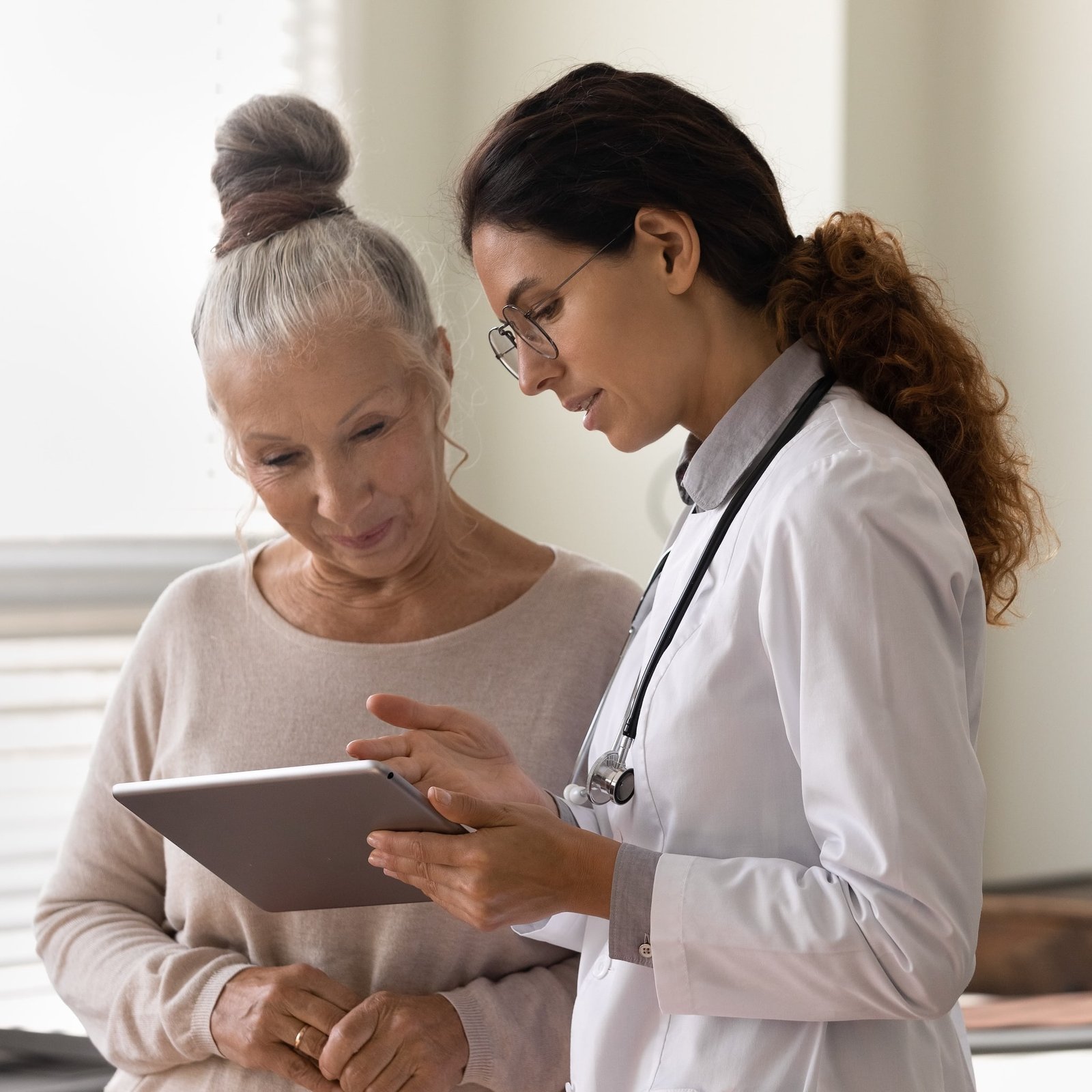 Explication du plan de traitement FUE/DHI et du suivi post-opératoire.